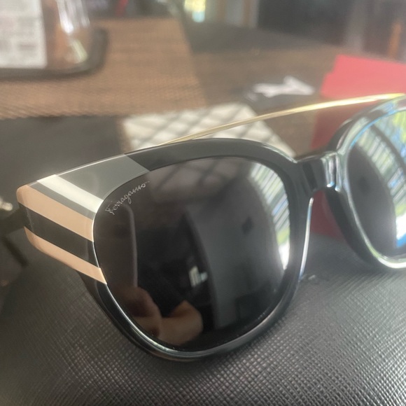Salvatore ferragamo sunglasses - Picture 3 of 5